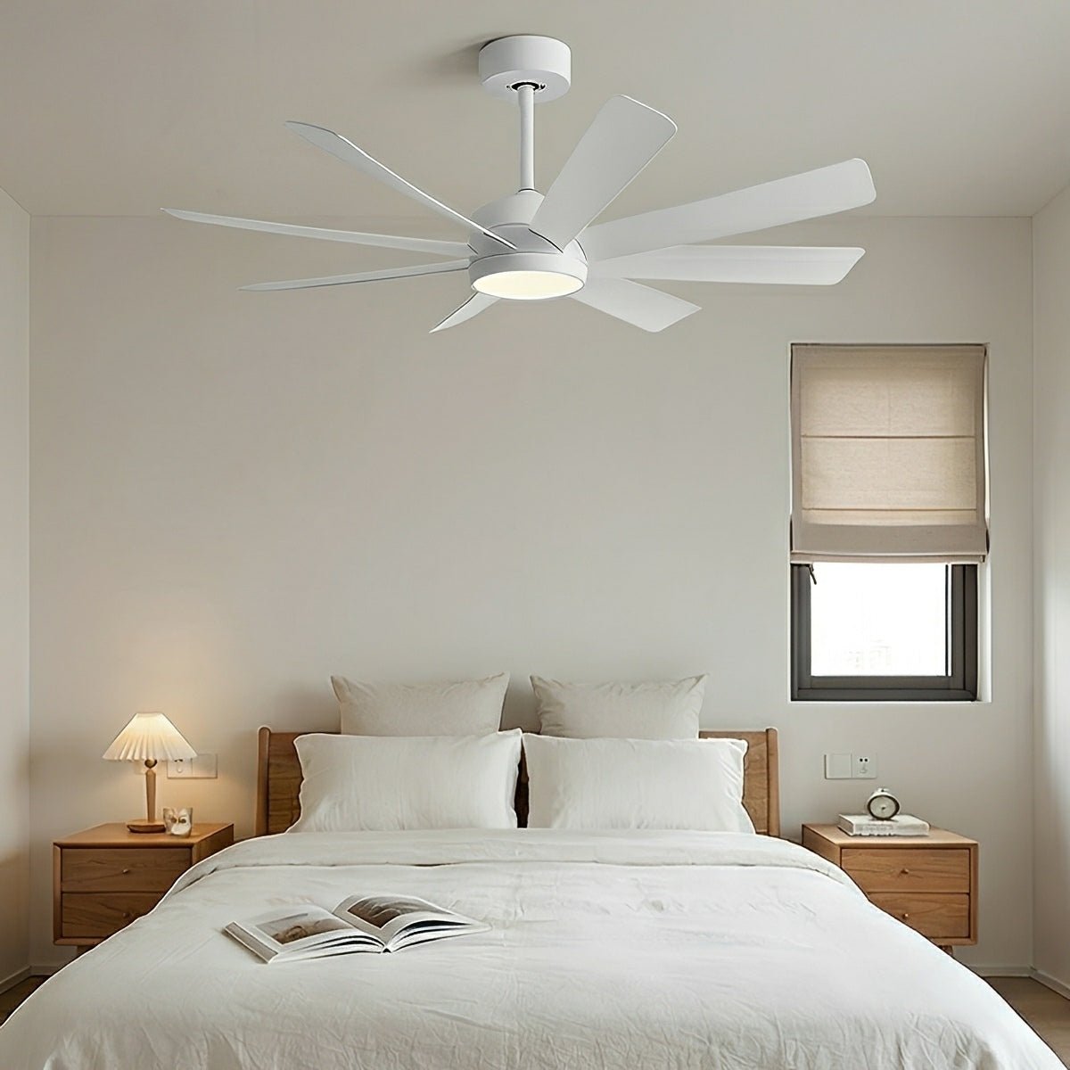 Ventilador de techo con luz Cardela en un salón amplio – imagen 6