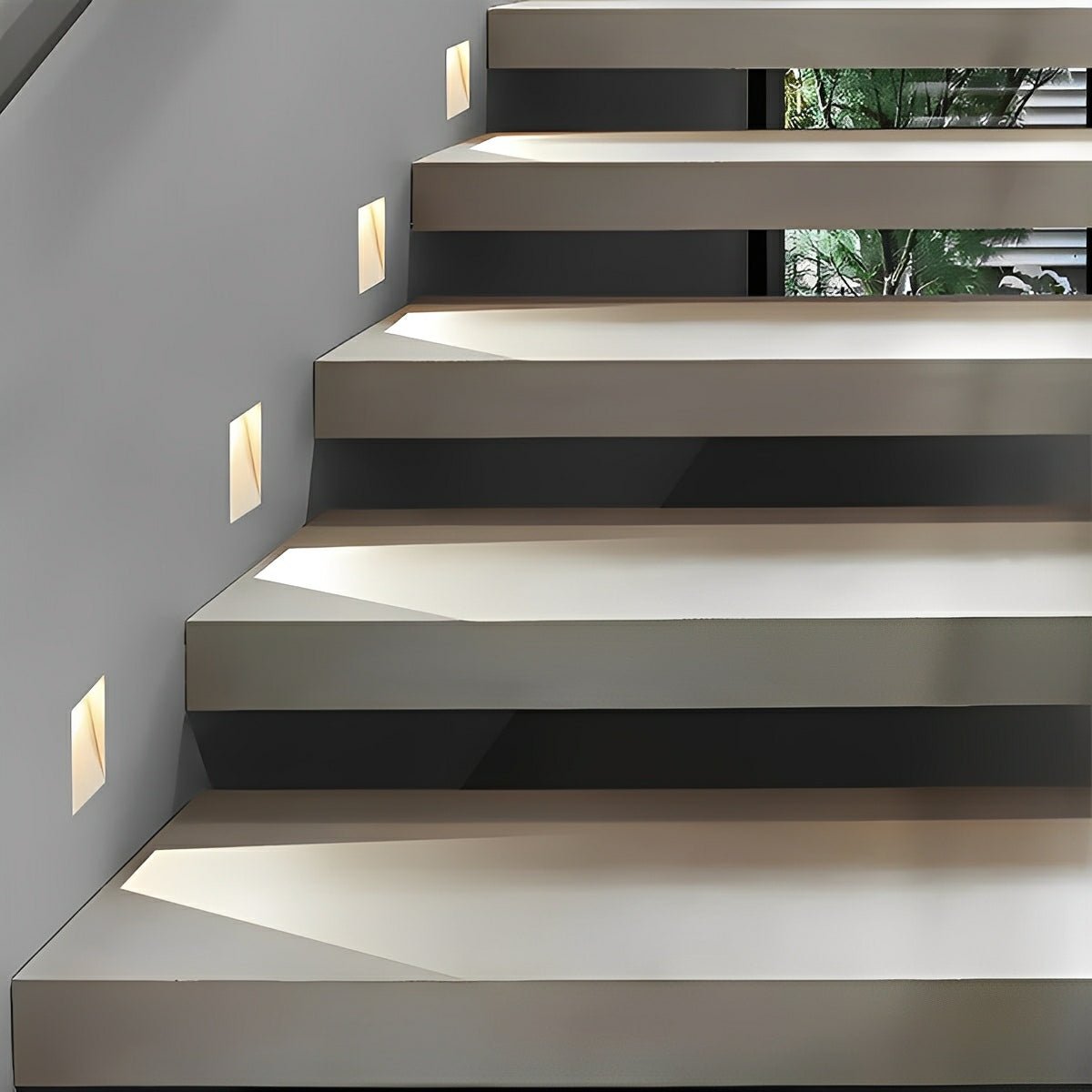 Aplique LED empotrable para escaleras Alpaso en una escalera de casa – imagen 7
