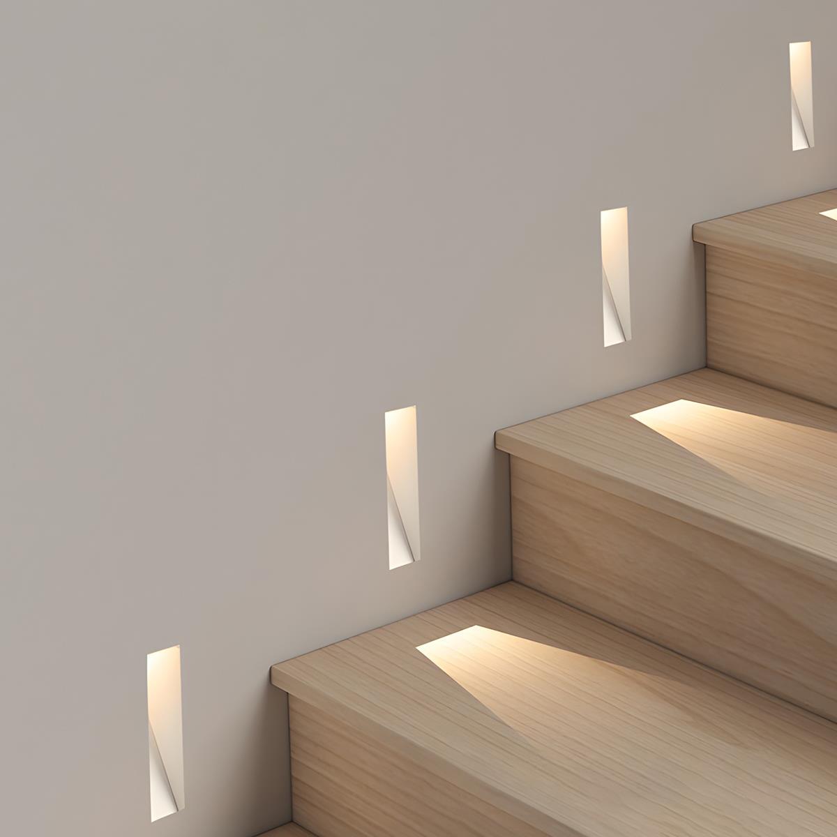 Aplique LED empotrable para escaleras Alpaso en una escalera de casa – imagen 8