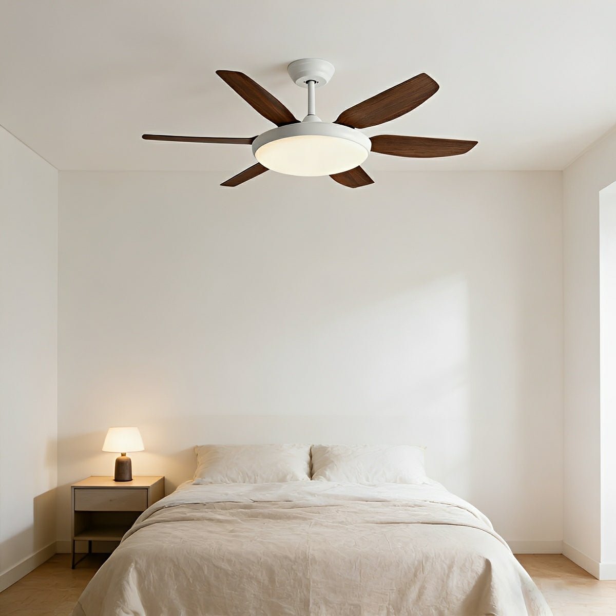 Ventilador de techo con luz Nevisca en un salón nórdico amplio – imagen 7