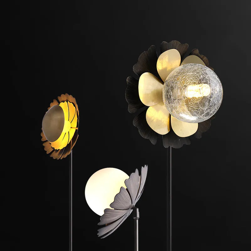 Lámpara de pie flor Zinnela – detalle de los pétalos y los globos de cristal