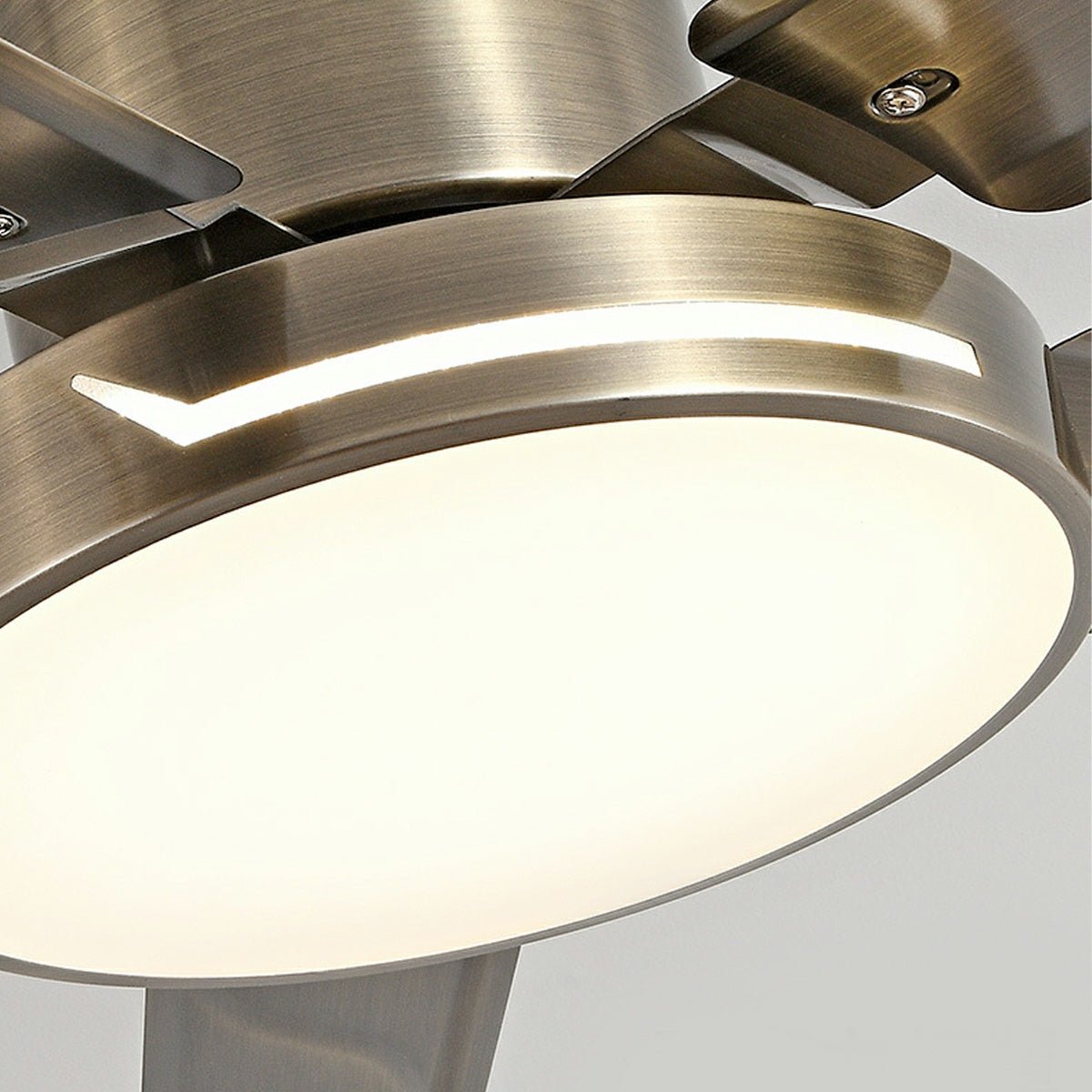 Ventilador de techo con luz Trébela en un salón contemporáneo – imagen 9