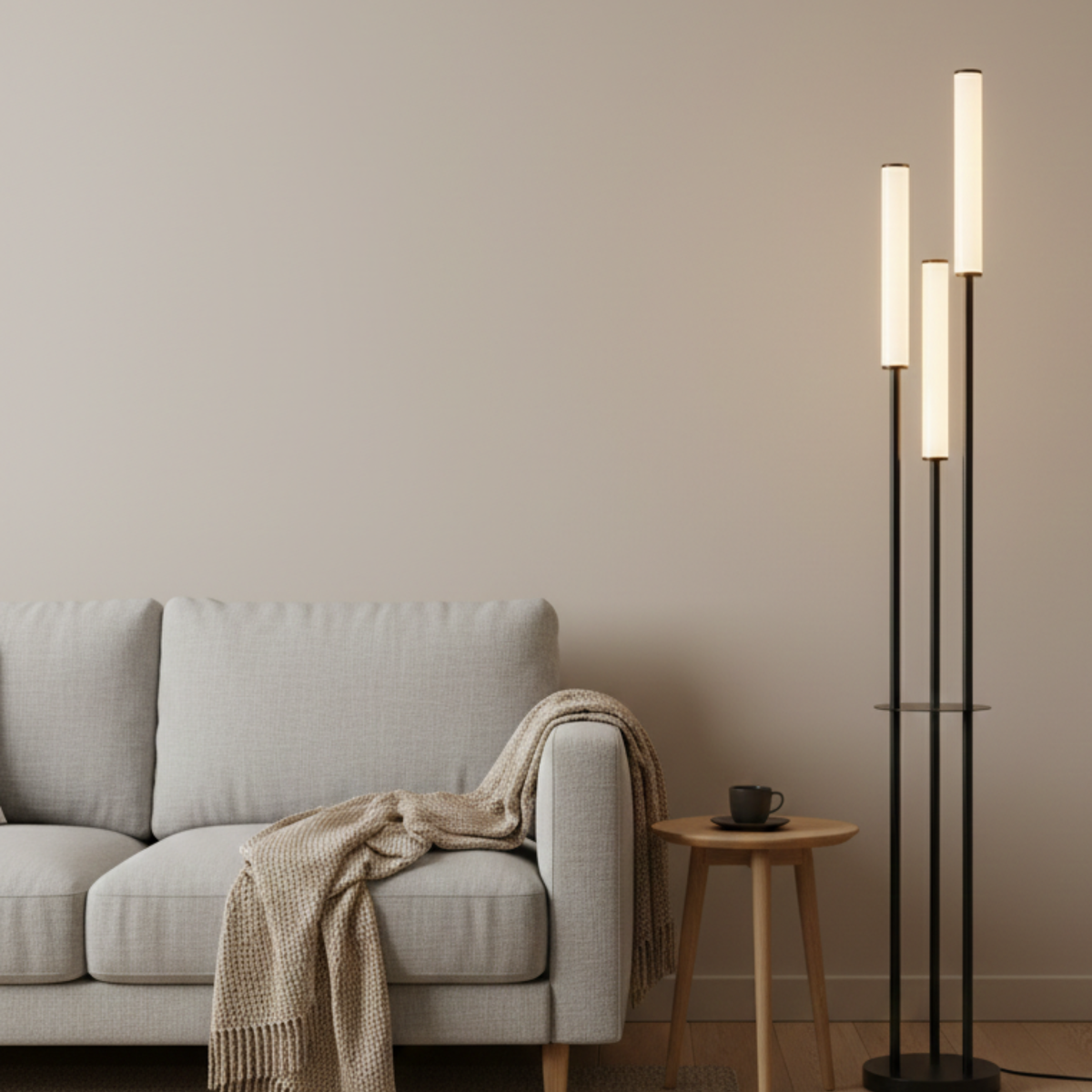 Lámpara de pie LED tres luces Trivela en un salón minimalista – imagen 3