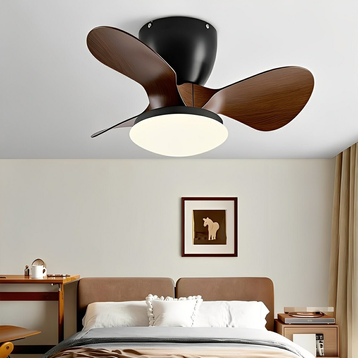 Ventilador de techo con luz Gotela en un dormitorio pequeño – imagen 2