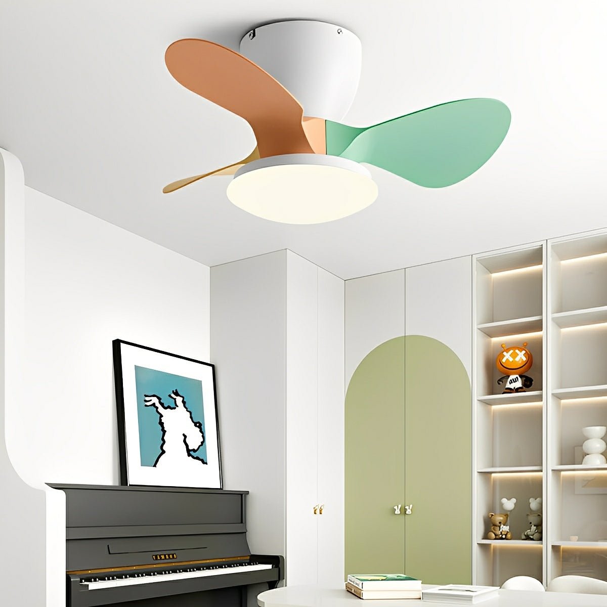 Ventilador de techo con luz Gotela en un dormitorio pequeño – imagen 5