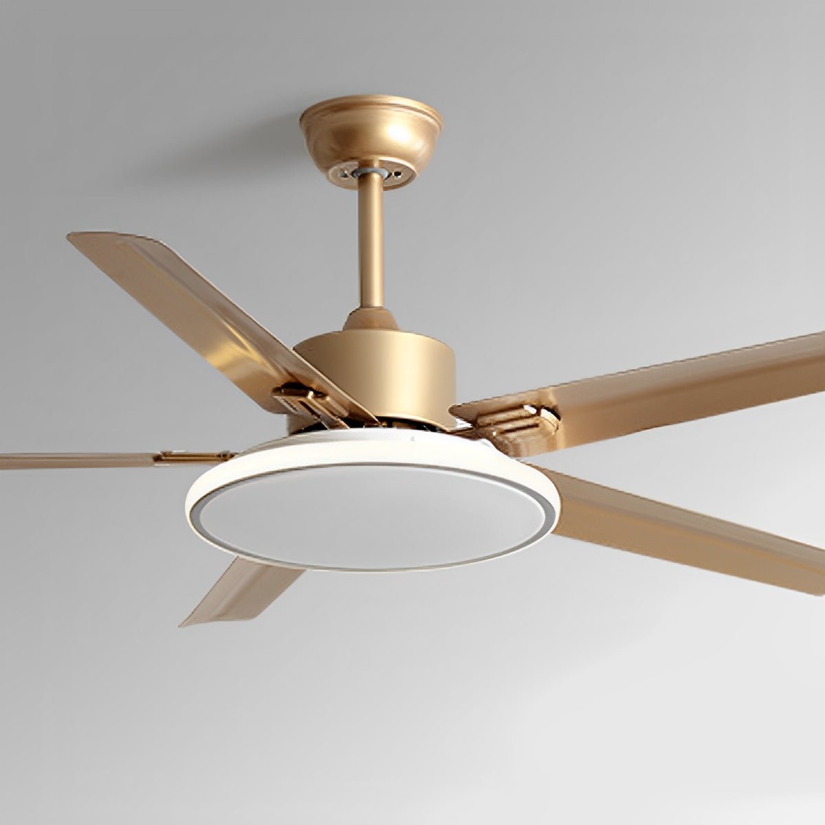 Ventilador de techo con luz Cromela en un salón elegante – imagen 5