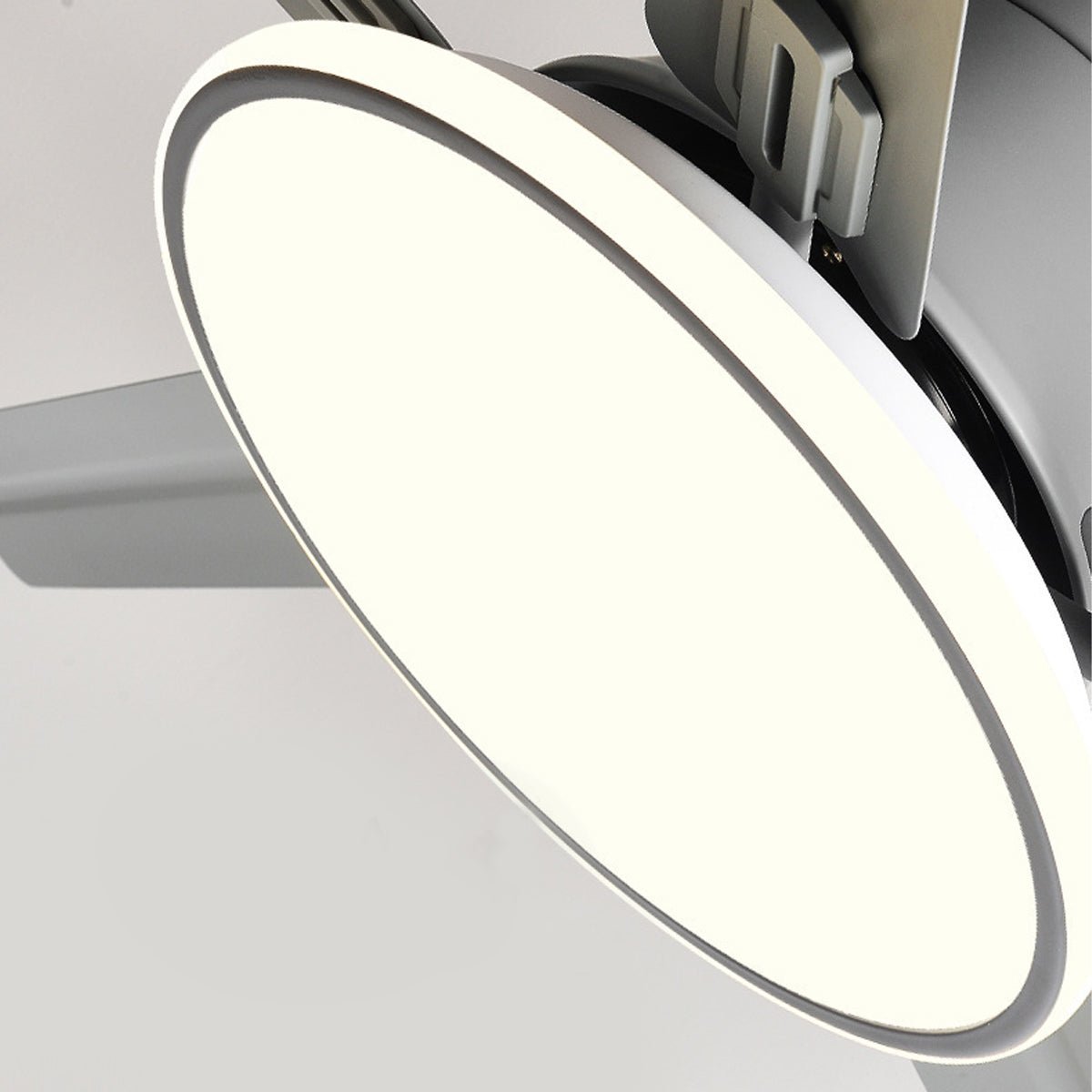 Ventilador de techo con luz Cromela en un salón elegante – imagen 8