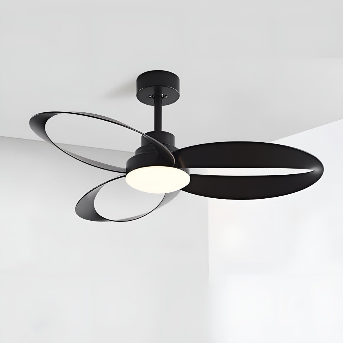 Ventilador de techo con luz Trazela en un salón minimalista – imagen 9