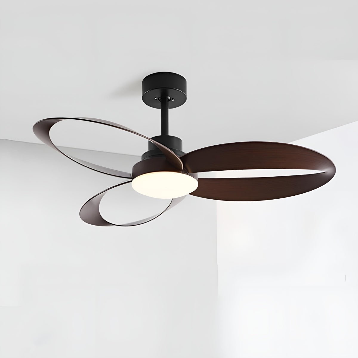 Ventilador de techo con luz Trazela en un salón minimalista – imagen 10