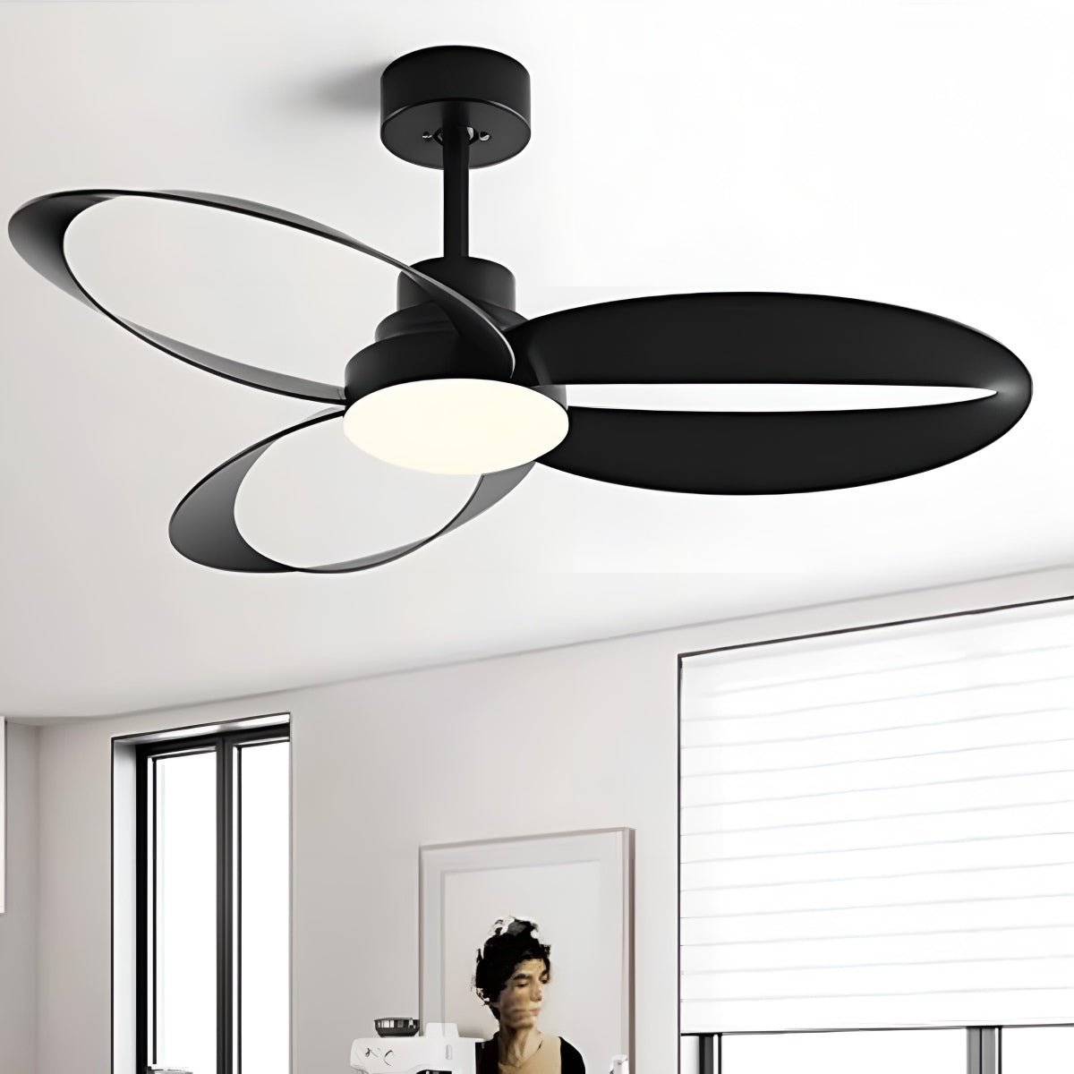 Ventilador de techo con luz Trazela en un salón minimalista – imagen 3