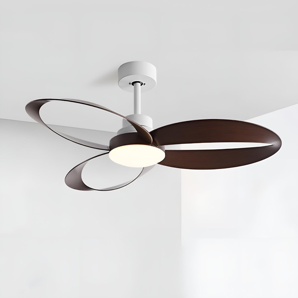 Ventilador de techo con luz Trazela en un salón minimalista – imagen 6