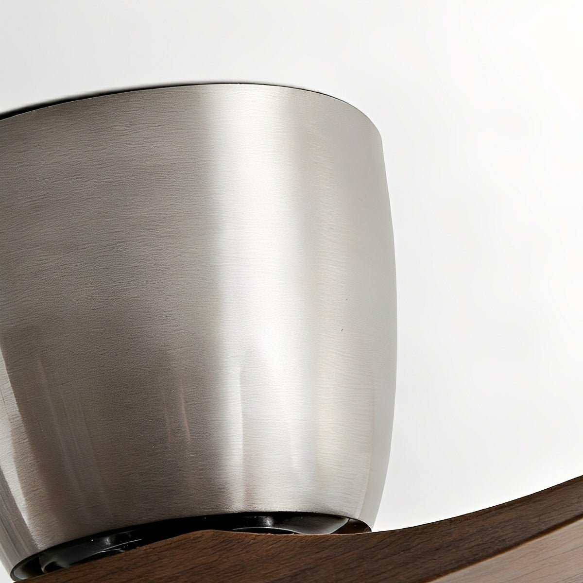 Ventilador de techo con luz Linvela en un salón contemporáneo – imagen 8