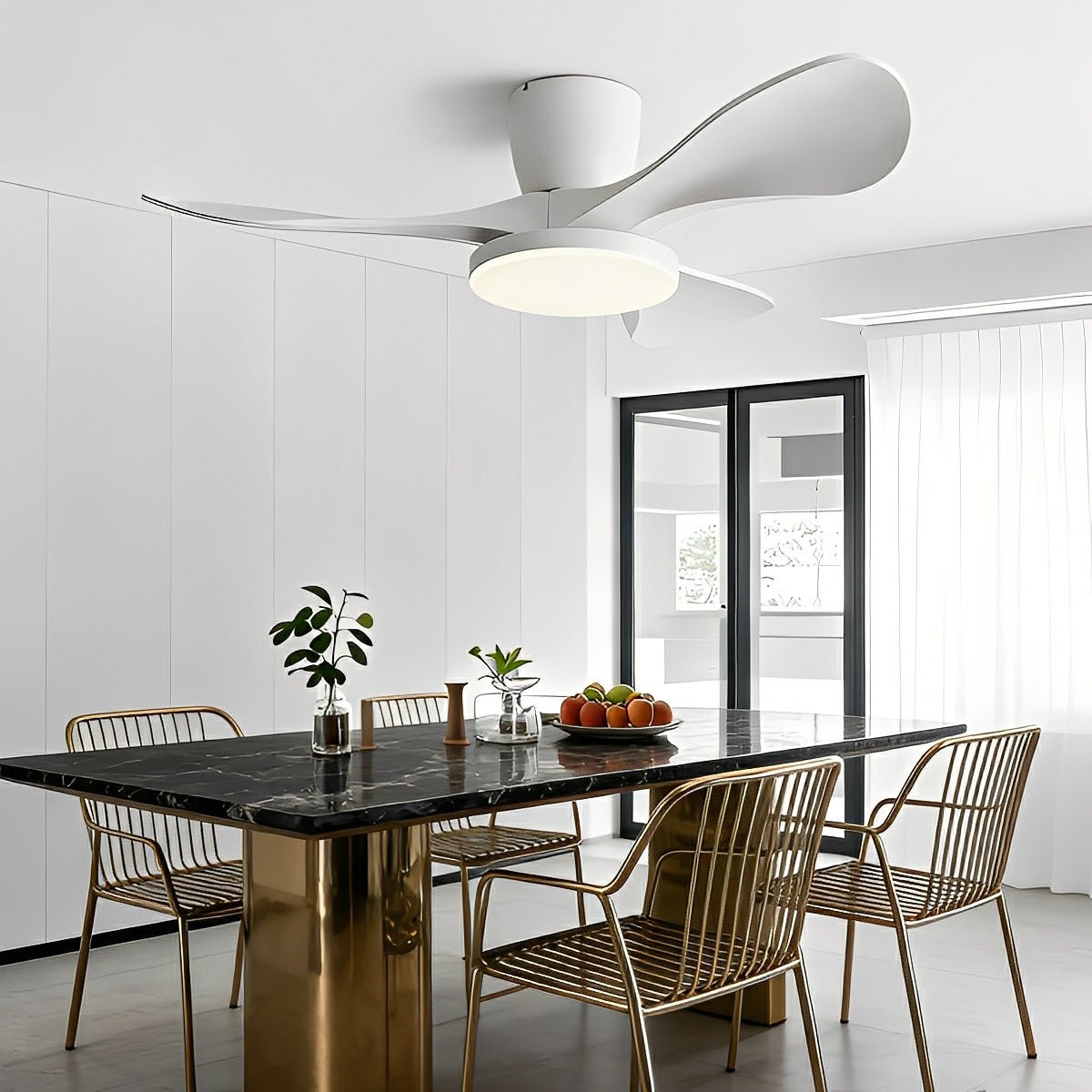 Ventilador de techo con luz Linvela en un salón contemporáneo – imagen 4