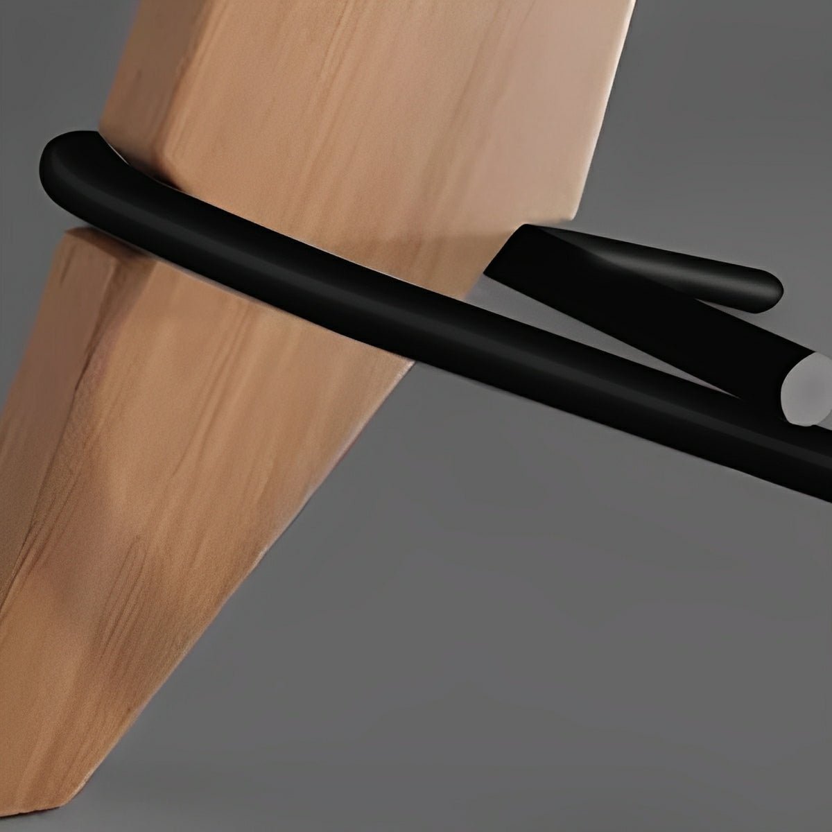 Lámpara de pie inclinada de madera Talunda – detalle del pie de metal negro