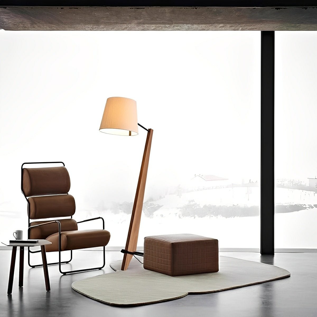 Lámpara de pie inclinada de madera Talunda – en madera natural en un salón luminoso