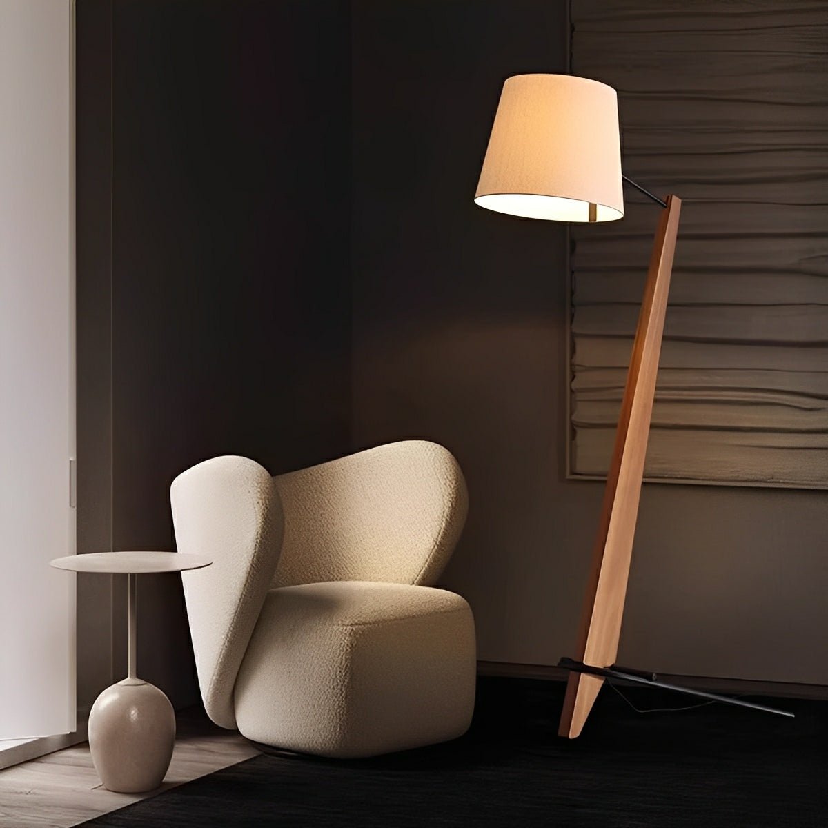 Lámpara de pie inclinada de madera Talunda – vista principal