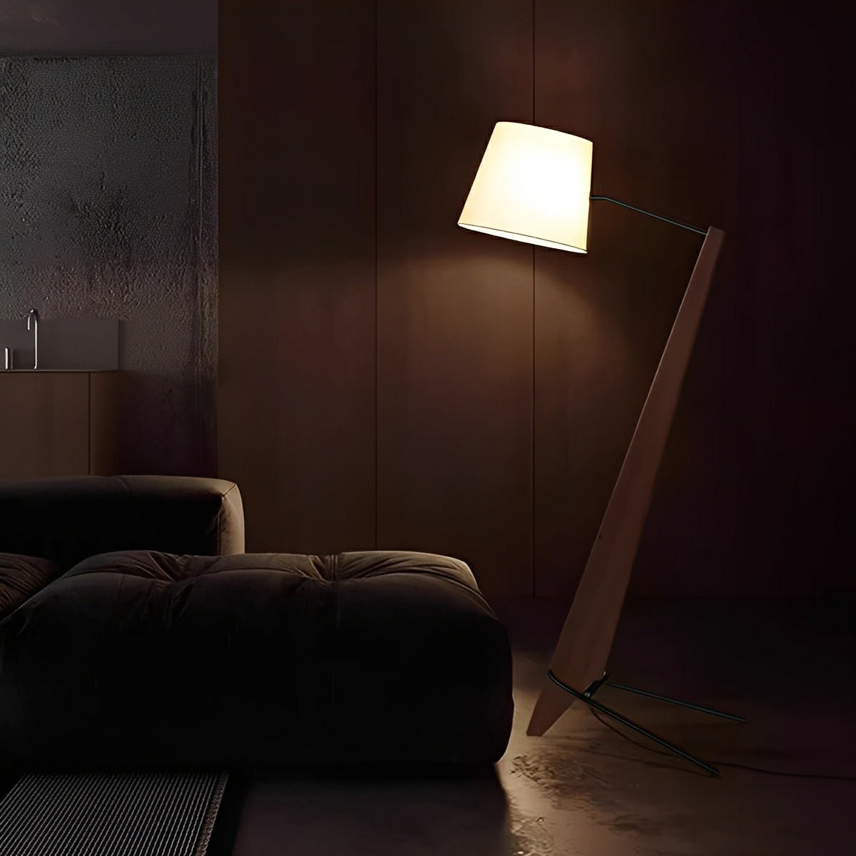 Lámpara de pie inclinada de madera Talunda en un salón acogedor – imagen 8