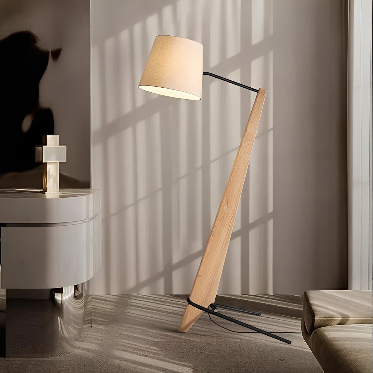 Lámpara de pie inclinada de madera Talunda – en madera natural