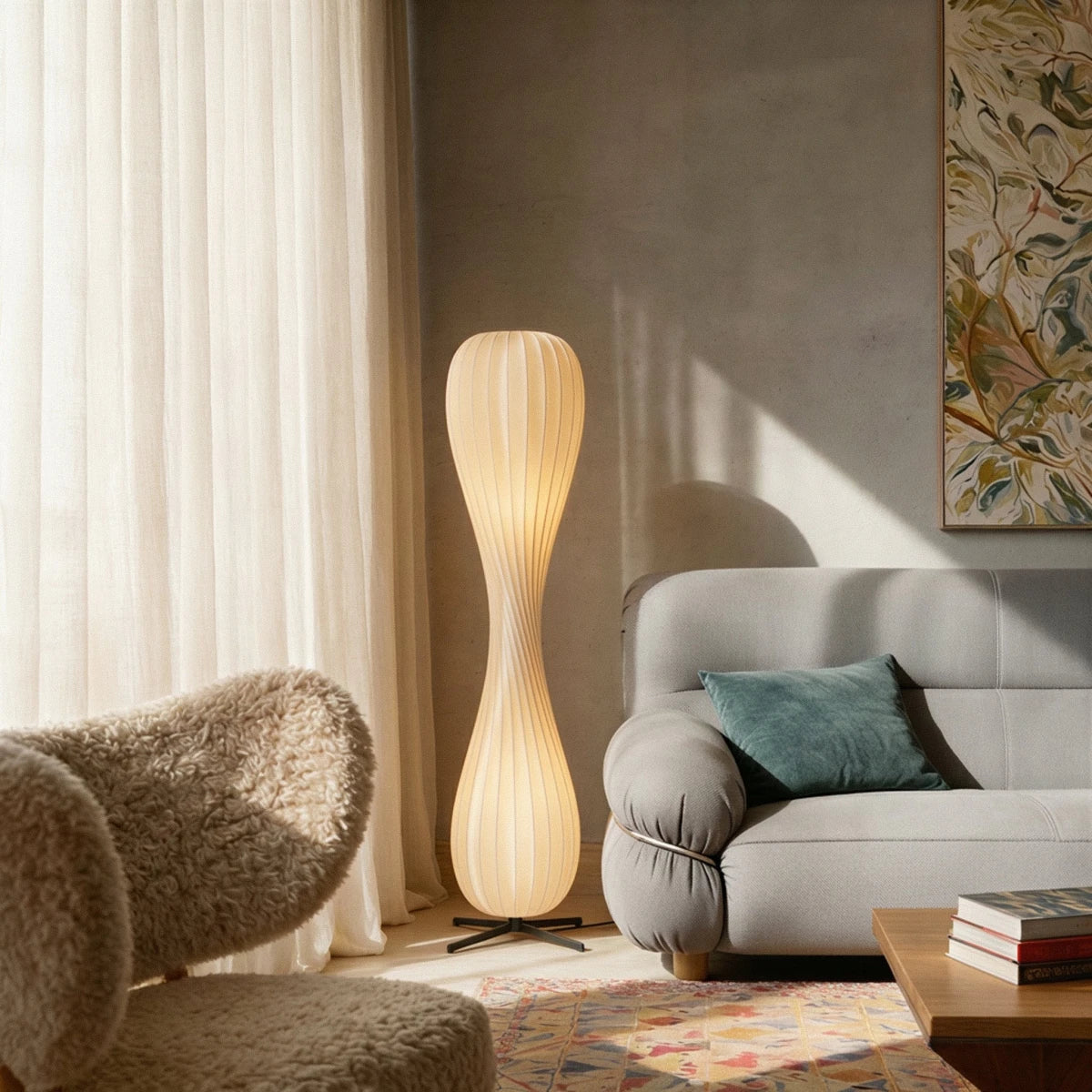 Lámpara de pie LED torneada Sericia en un salón acogedor – imagen 6