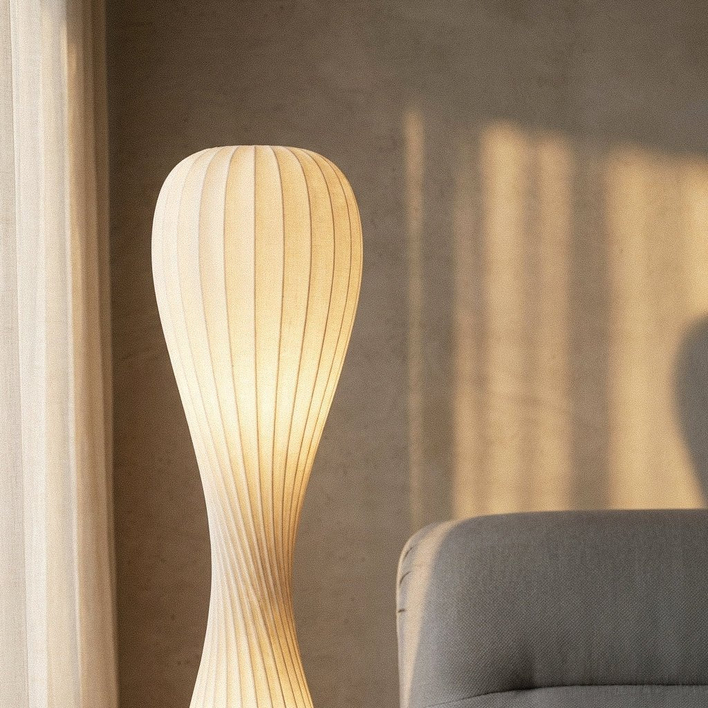 Lámpara de pie LED torneada Sericia en un salón acogedor – imagen 12