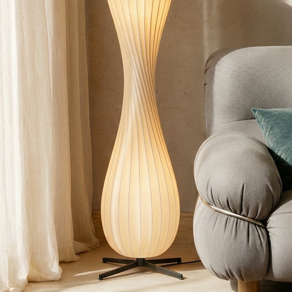 Lámpara de pie LED torneada Sericia en un salón acogedor – imagen 7