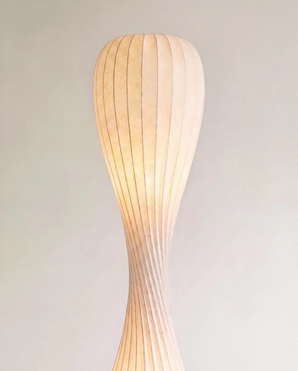 Lámpara de pie LED torneada Sericia – detalle de la pantalla translúcida encendida
