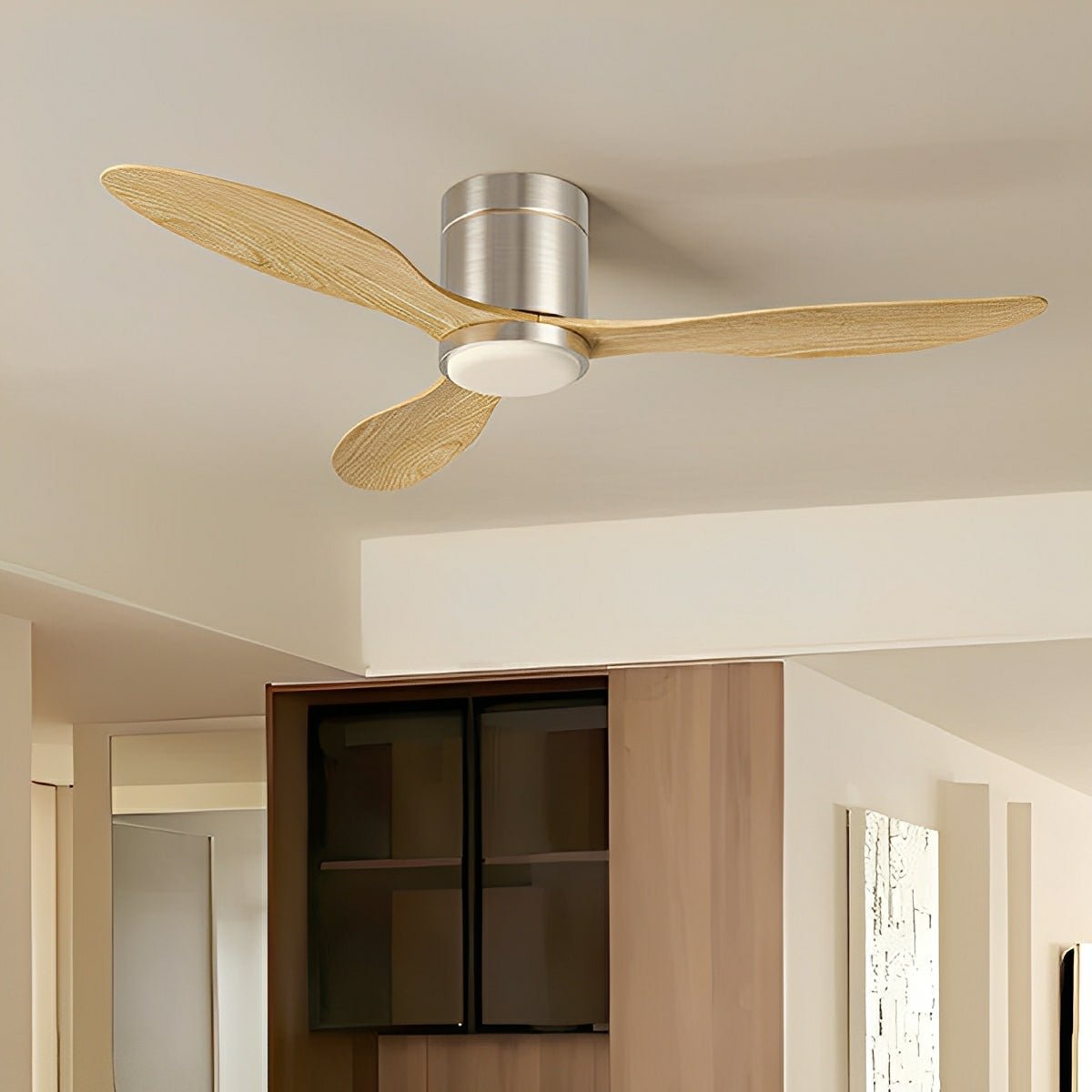 Ventilador de techo con luz Alira en un salón contemporáneo – imagen 5