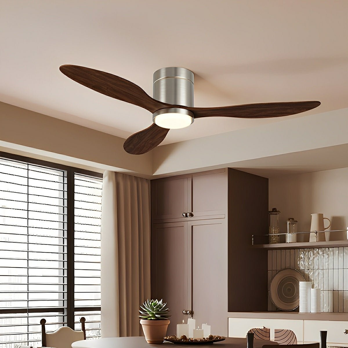 Ventilador de techo con luz Alira en un salón contemporáneo – imagen 2