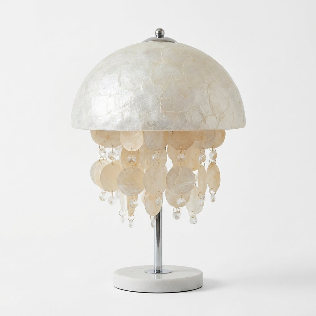 Lámpara de mesa boho de conchas Nacarela – detalle de los colgantes de concha
