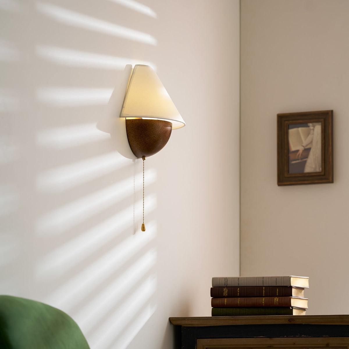Aplique de pared retro Nogala en un rincón de lectura – imagen 11