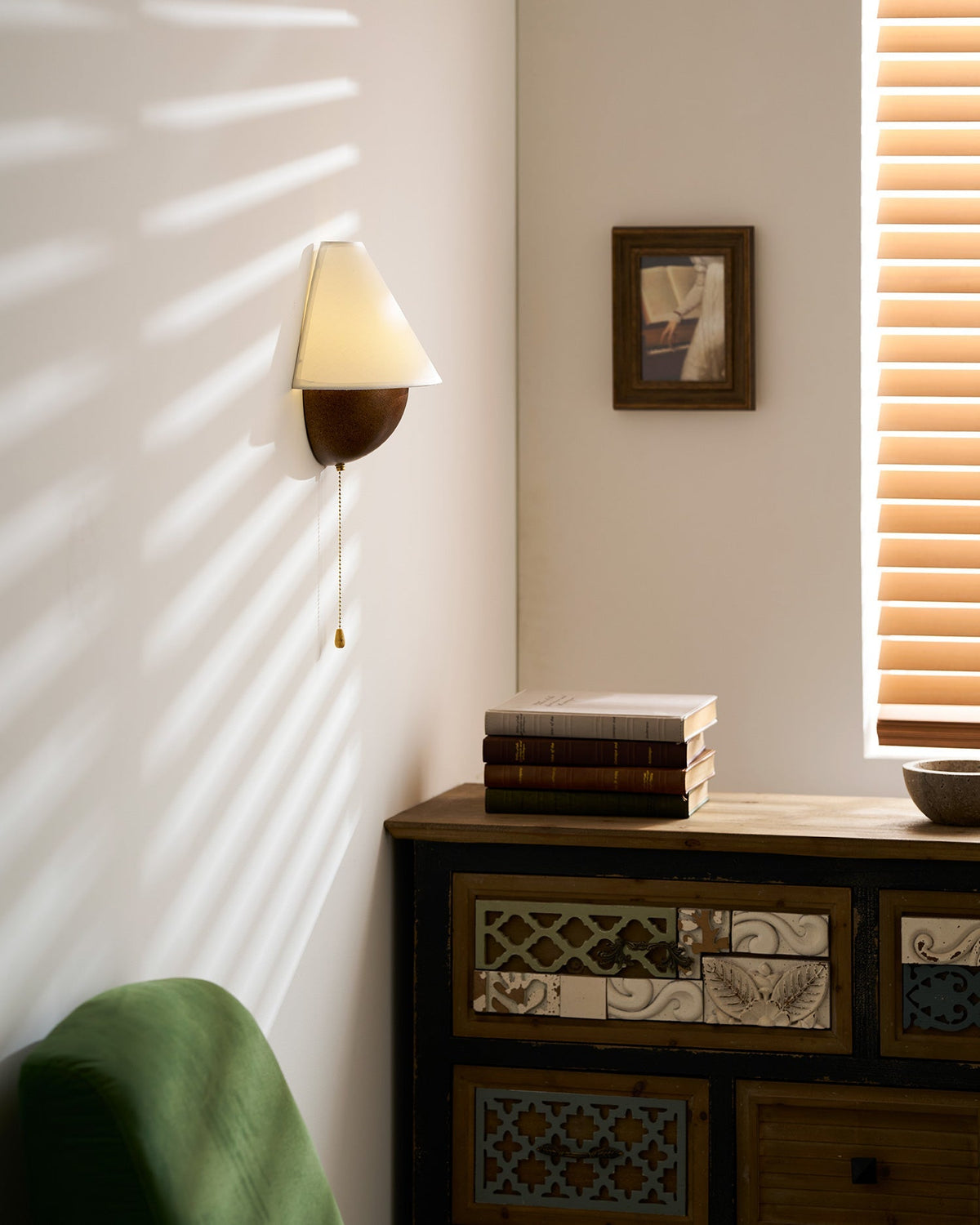 Aplique de pared retro Nogala en un rincón de lectura – imagen 15