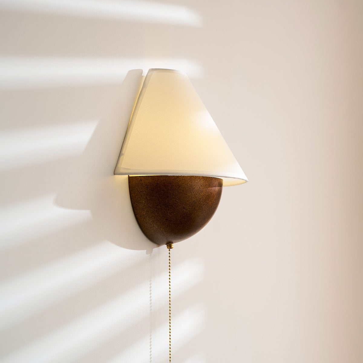 Aplique de pared retro Nogala en un rincón de lectura – imagen 28