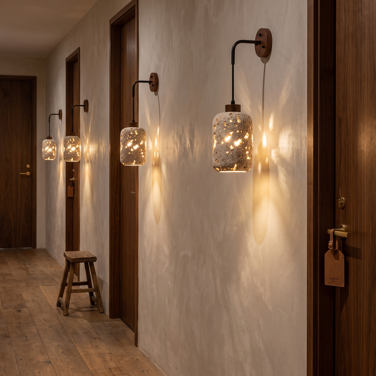 Aplique de pared Uporia de travertino perforado – en un pasillo de hotel