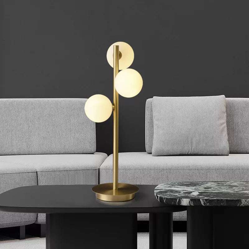 Trivola - Lámpara de Mesa de 3 Luces con Globos de Cristal Opal y Latón