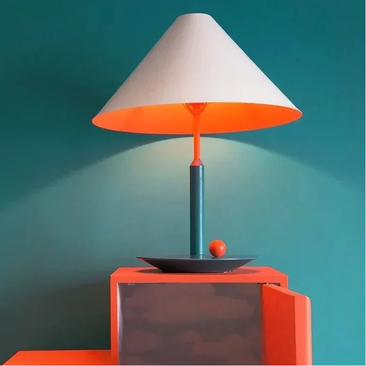 Lámpara de mesa nórdica de metal Mareva en un dormitorio colorido – imagen 2