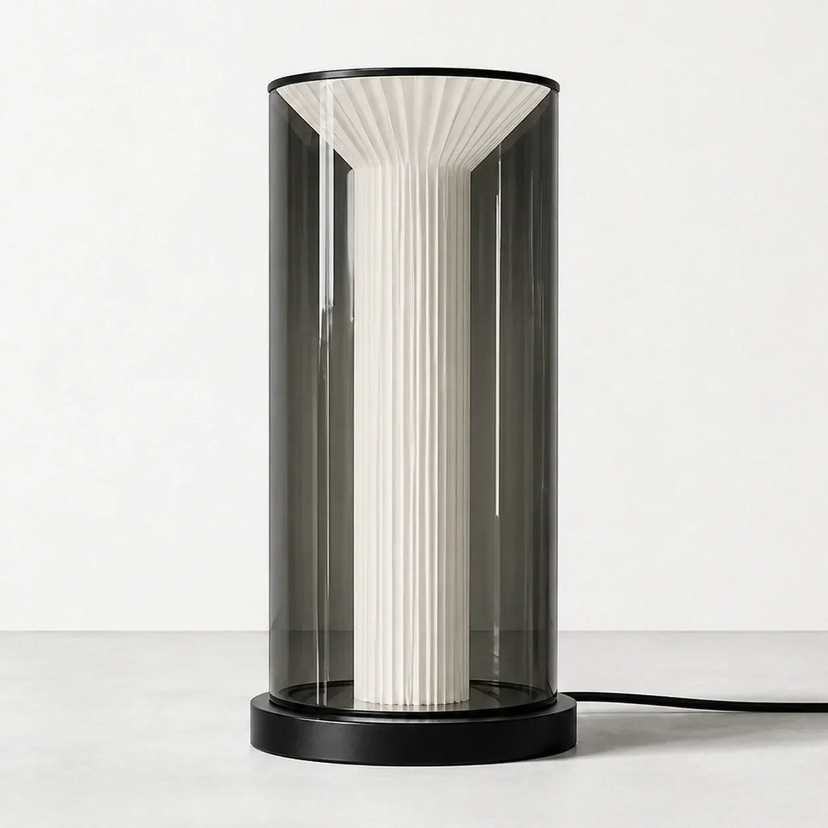 Nimbra - Lámpara de Mesa de Cristal Ahumado con Difusor Plisado
