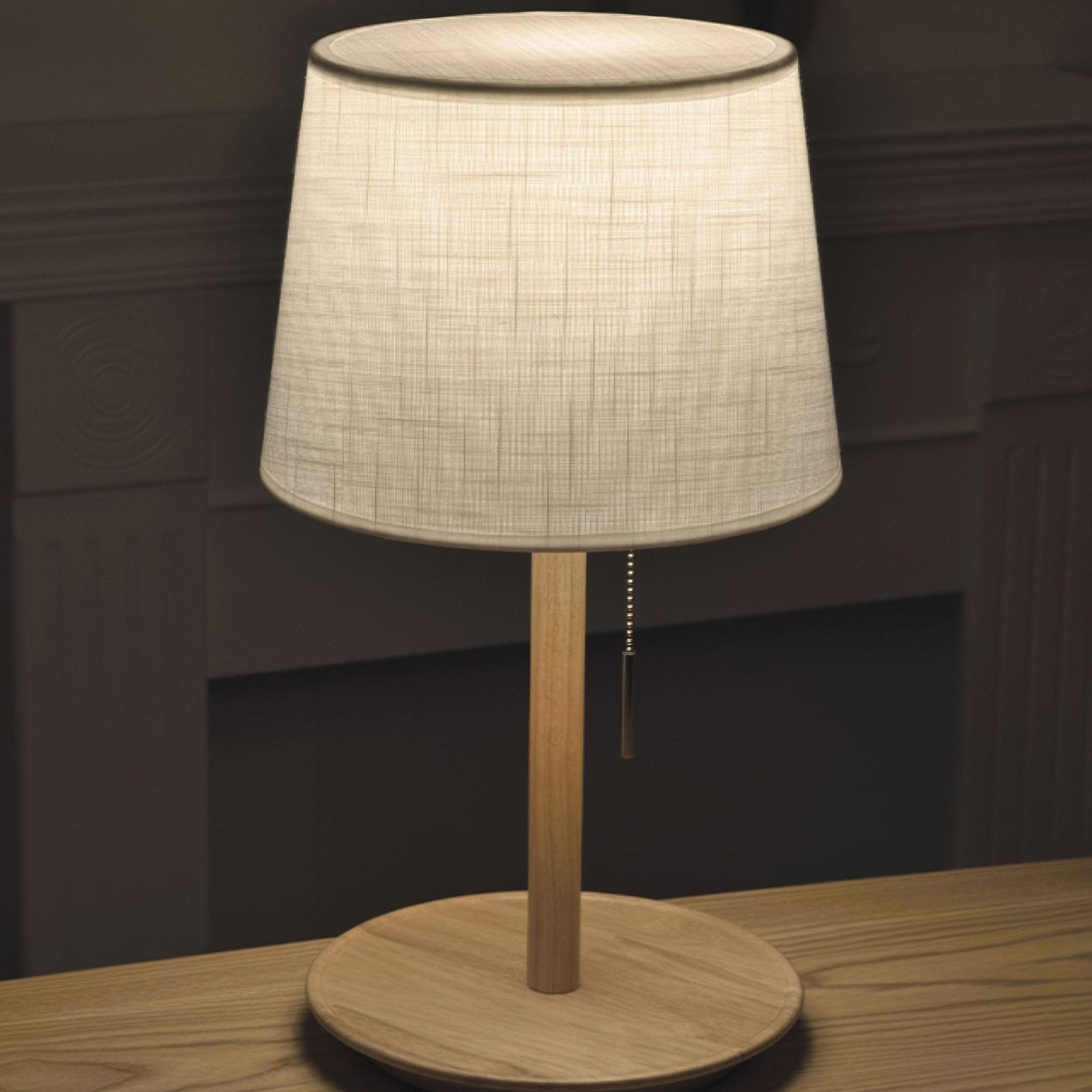 NogalLuz – Lámpara de Mesa con Pantalla de Tela Sofisticada