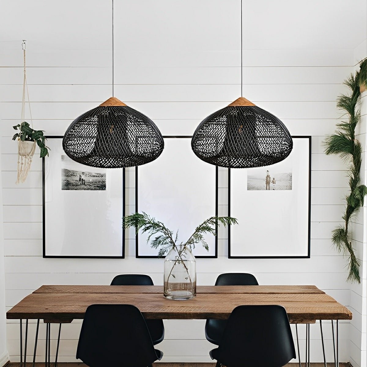 Lámpara colgante de ratán Urdela en un comedor boho – imagen 3