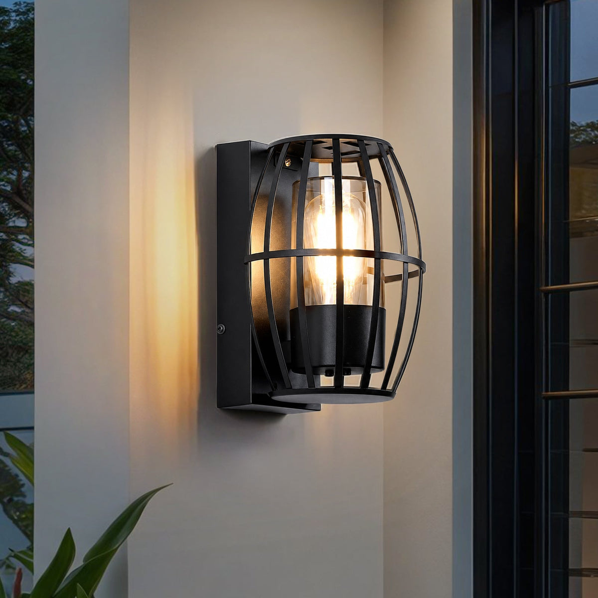 Aplique de pared exterior Xaula con jaula negra – encendido junto a la puerta