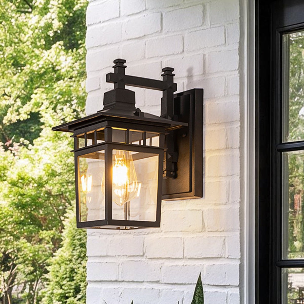 Aplique de pared exterior Varola farol negro – sobre pared de ladrillo blanco