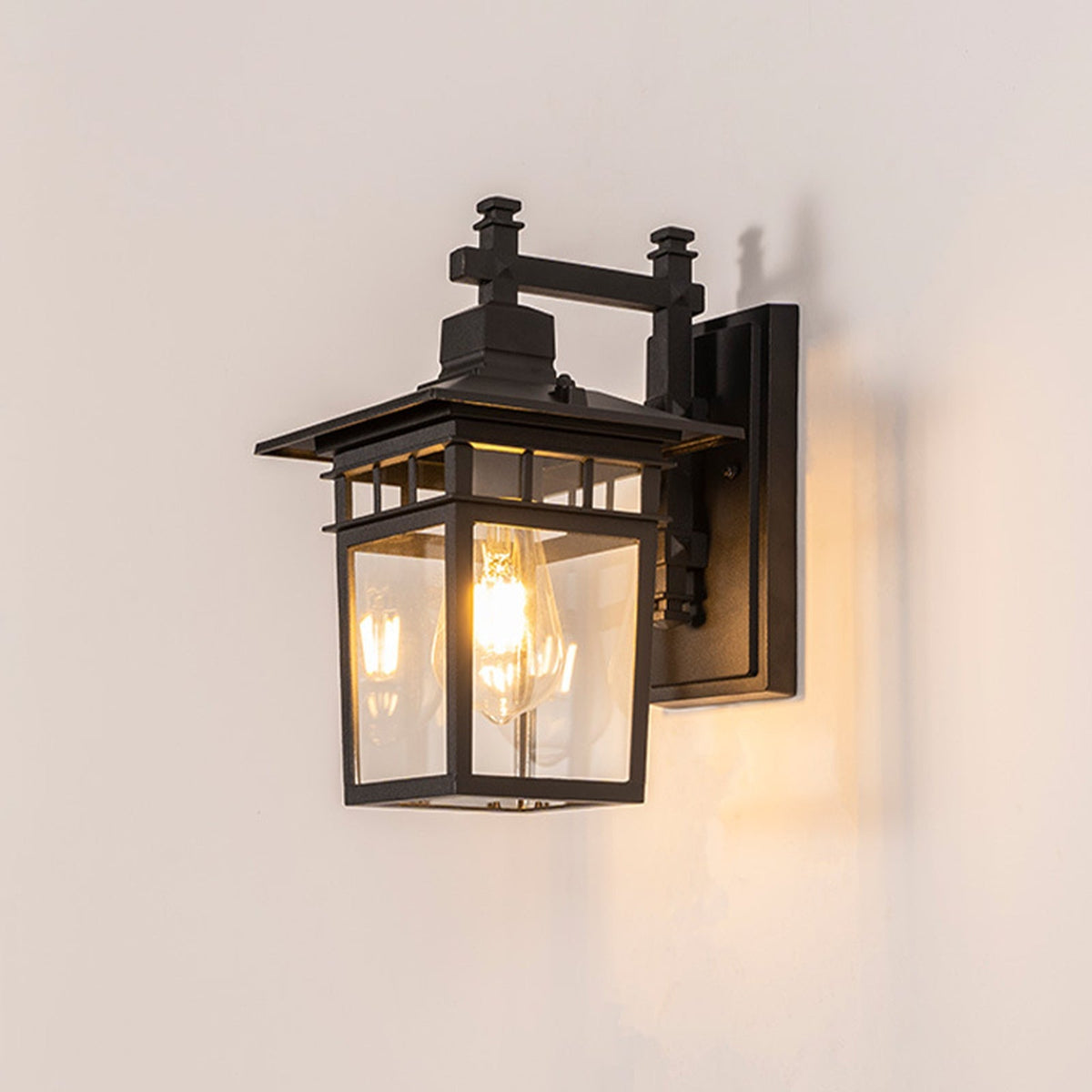 Aplique de pared exterior Varola farol negro – encendido sobre pared clara