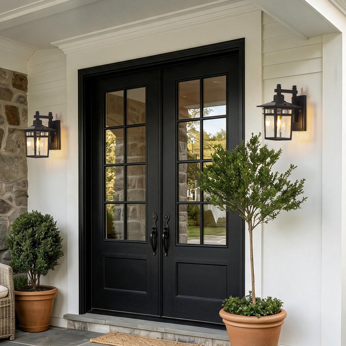 Aplique de pared exterior Varola farol negro – a ambos lados de una puerta de entrada negra
