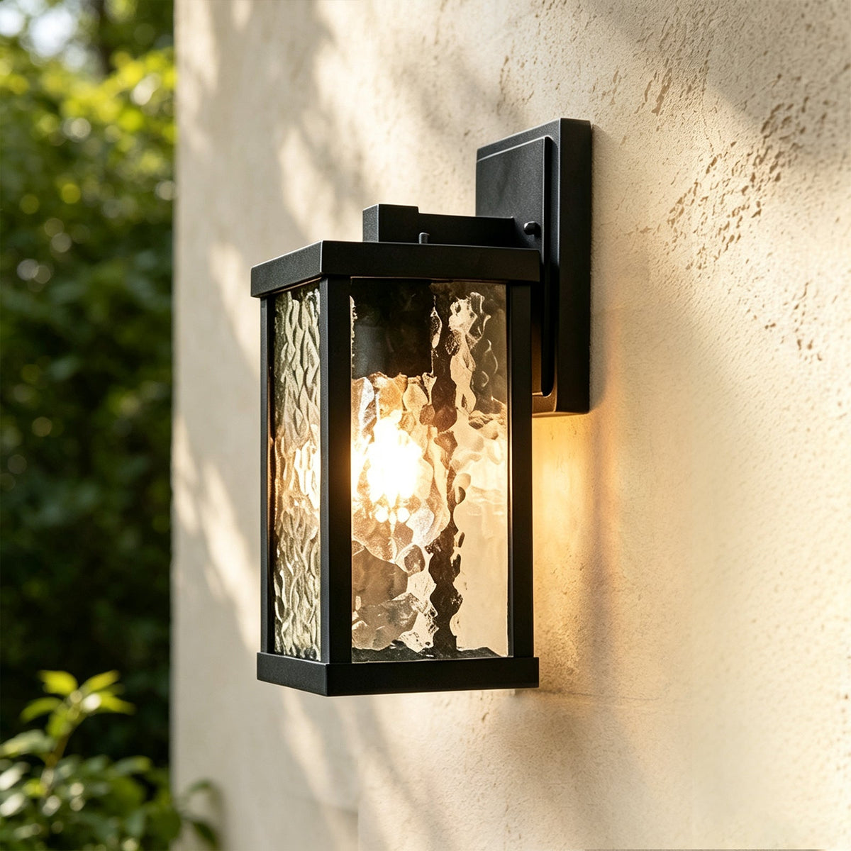 Aplique de pared exterior Xandela farol con cristal ondulado – encendido en una fachada