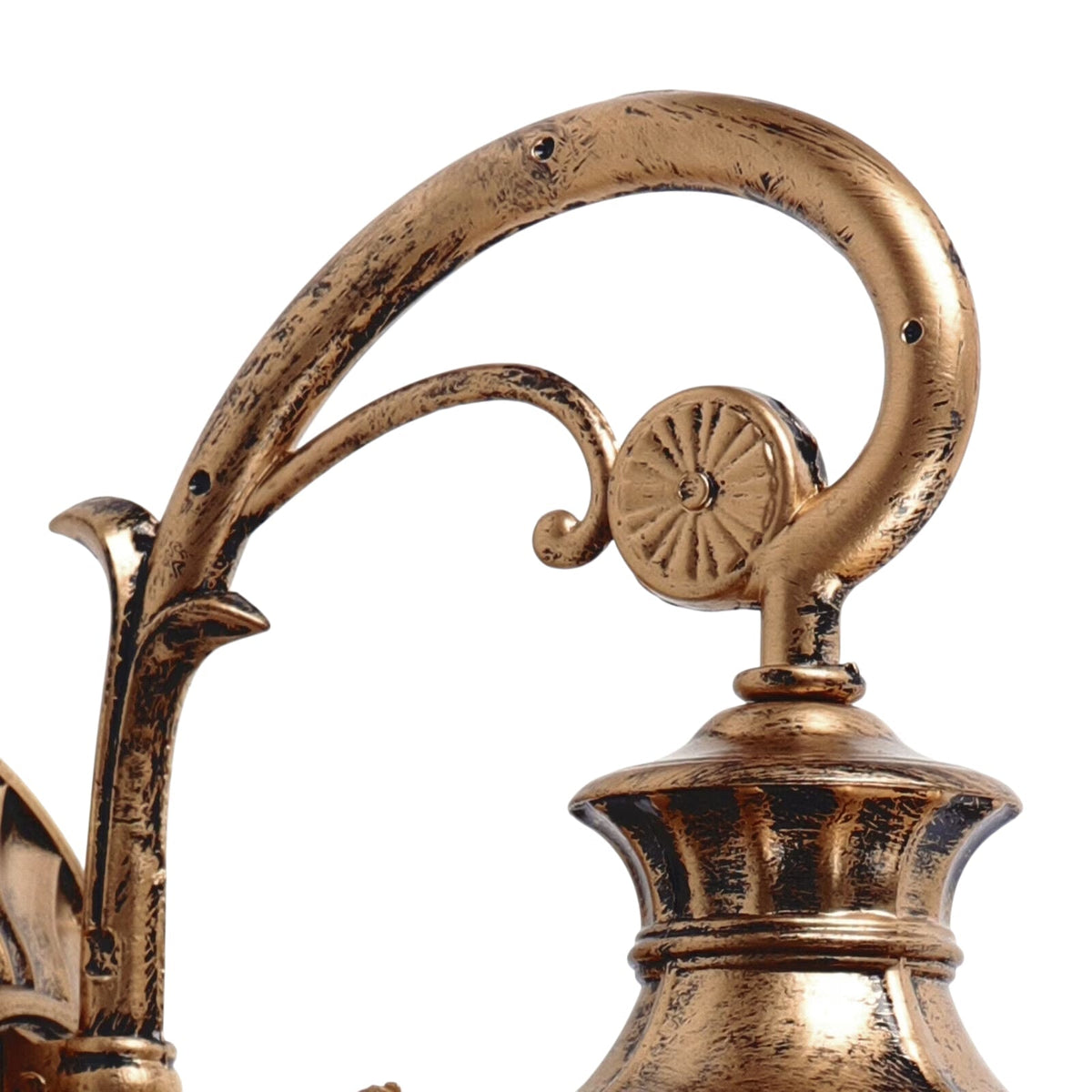 Farol de pared exterior clásico Zalumbra – detalle del brazo en voluta
