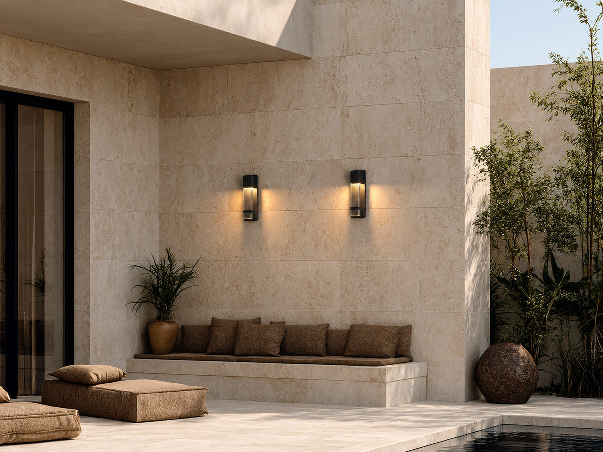 Aplique de pared exterior Yestrela con cristal de burbujas – pareja de apliques en una terraza con piscina