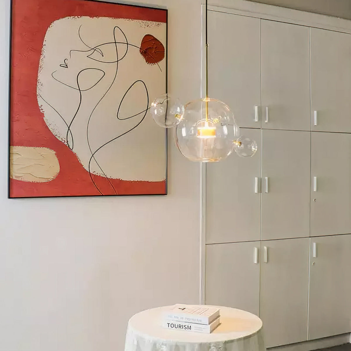 Lámpara colgante de esferas de cristal Perlada en un salón luminoso – imagen 20