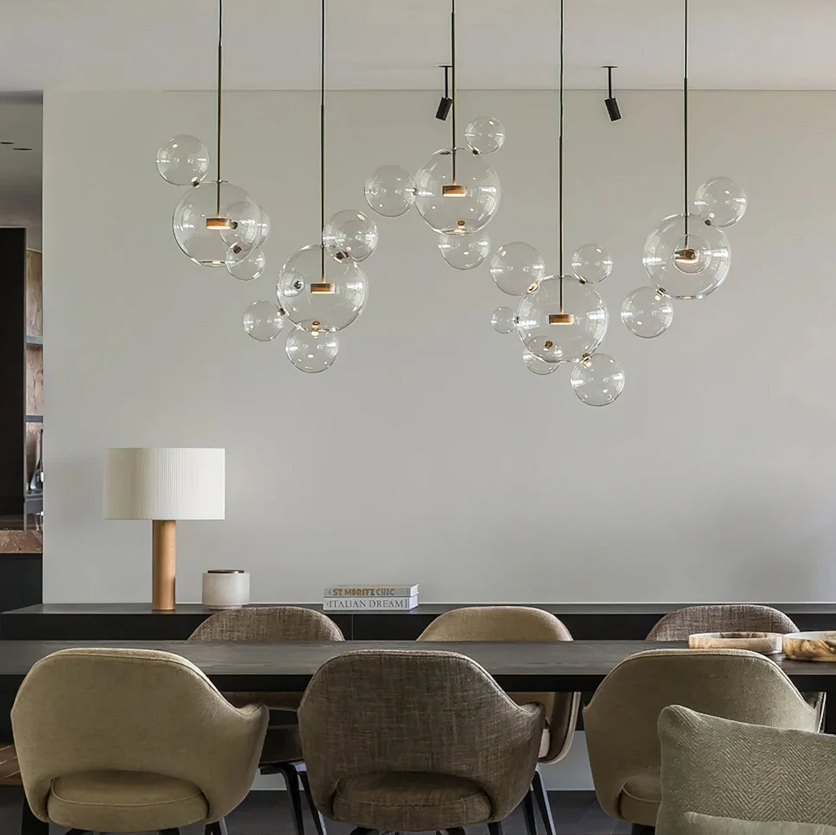 Lámpara colgante de esferas de cristal Perlada en un salón luminoso – imagen 4