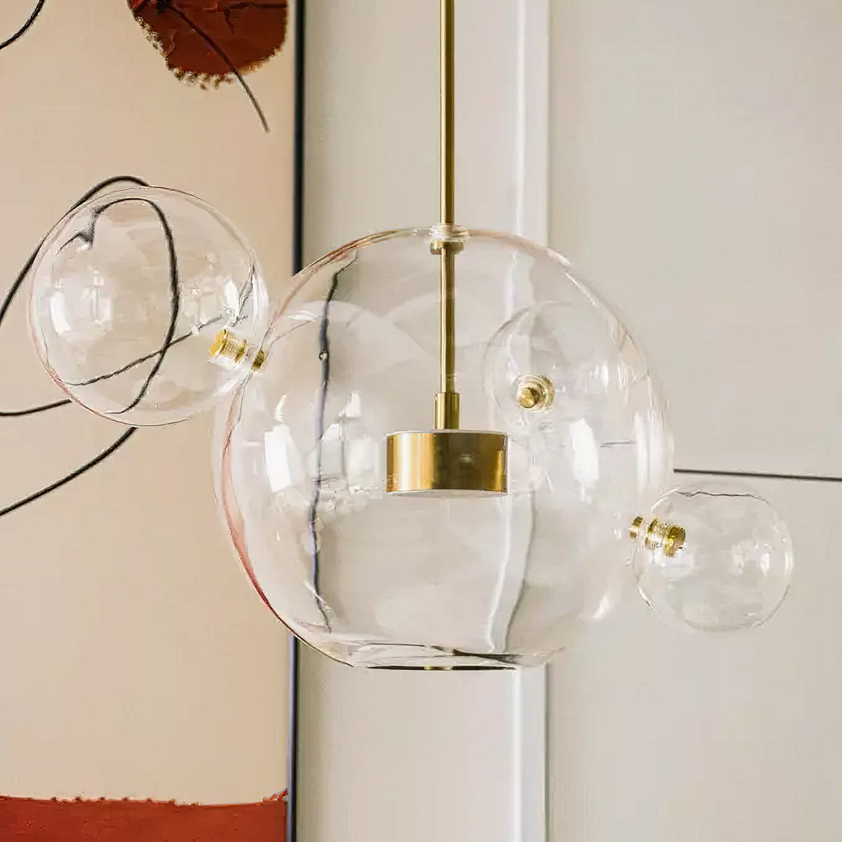 Lámpara colgante de esferas de cristal Perlada en un salón luminoso – imagen 9