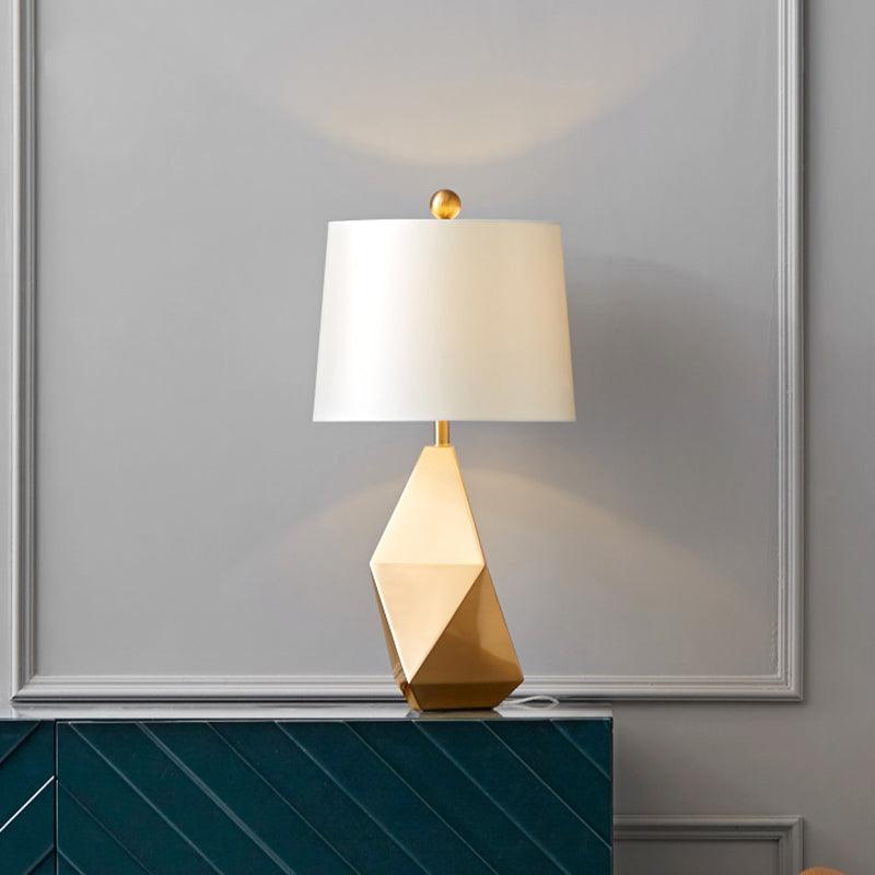 Quilata - Lámpara de Mesa con Base Facetada Dorada y Pantalla de Tela