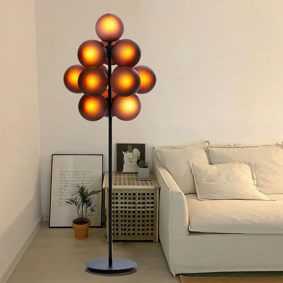 Lámpara de pie racimo de esferas Racima en un salón contemporáneo – imagen 7